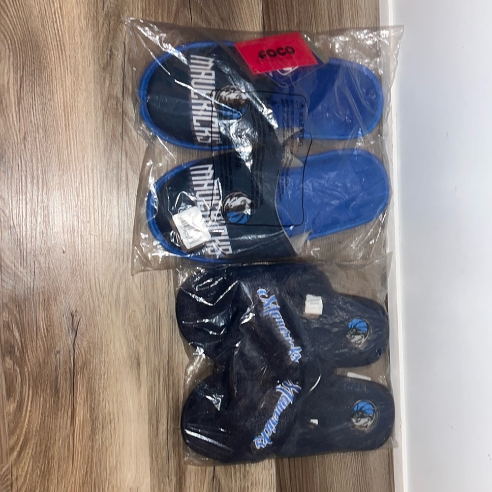 2 pair of Dallas Mavericks slippers Size Medium